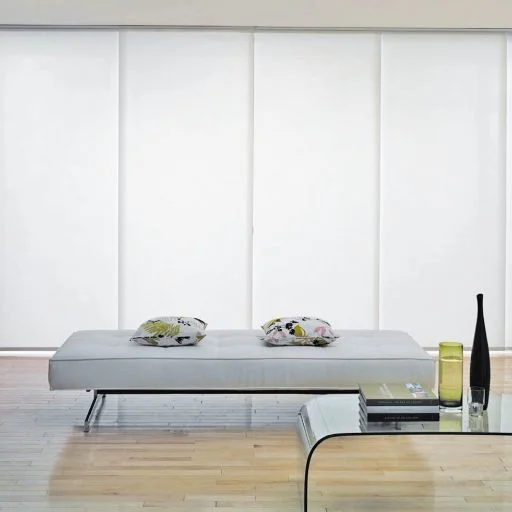 Minimalistički prostor sa panel zavesama