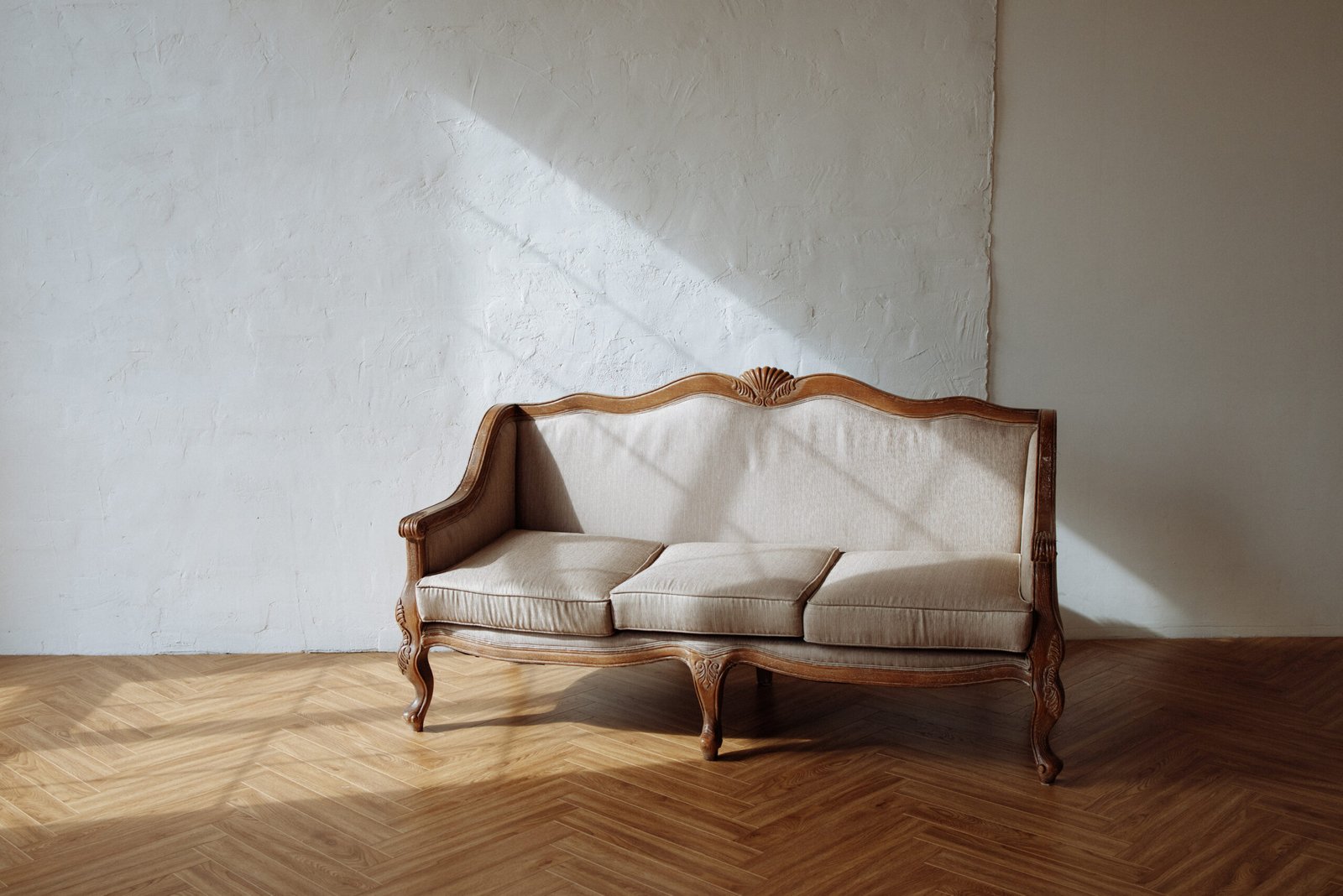 Stara sofa u sobi