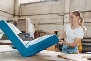 Žena tapacira stolicu