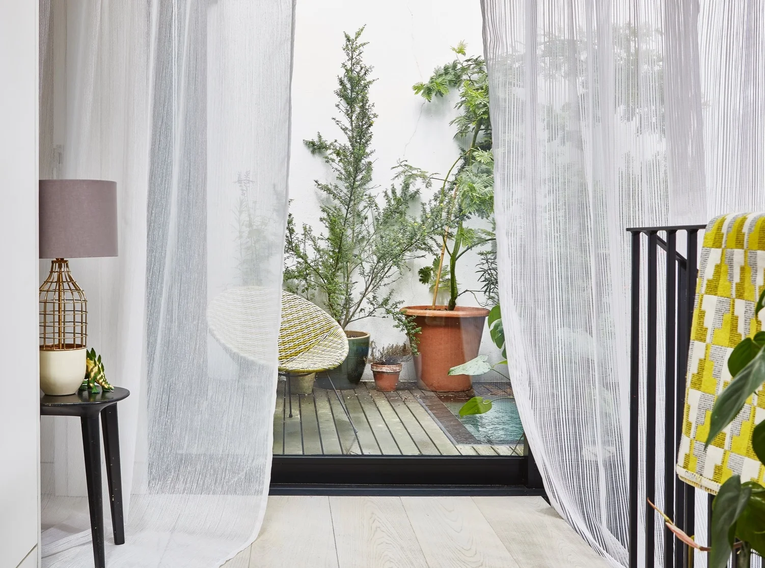 Svetle zavese na prozoru