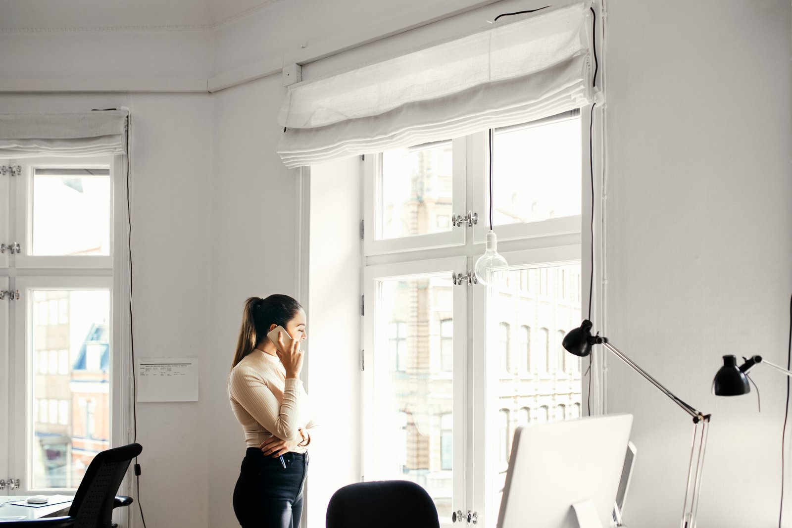 Devojka gleda kroz prozor